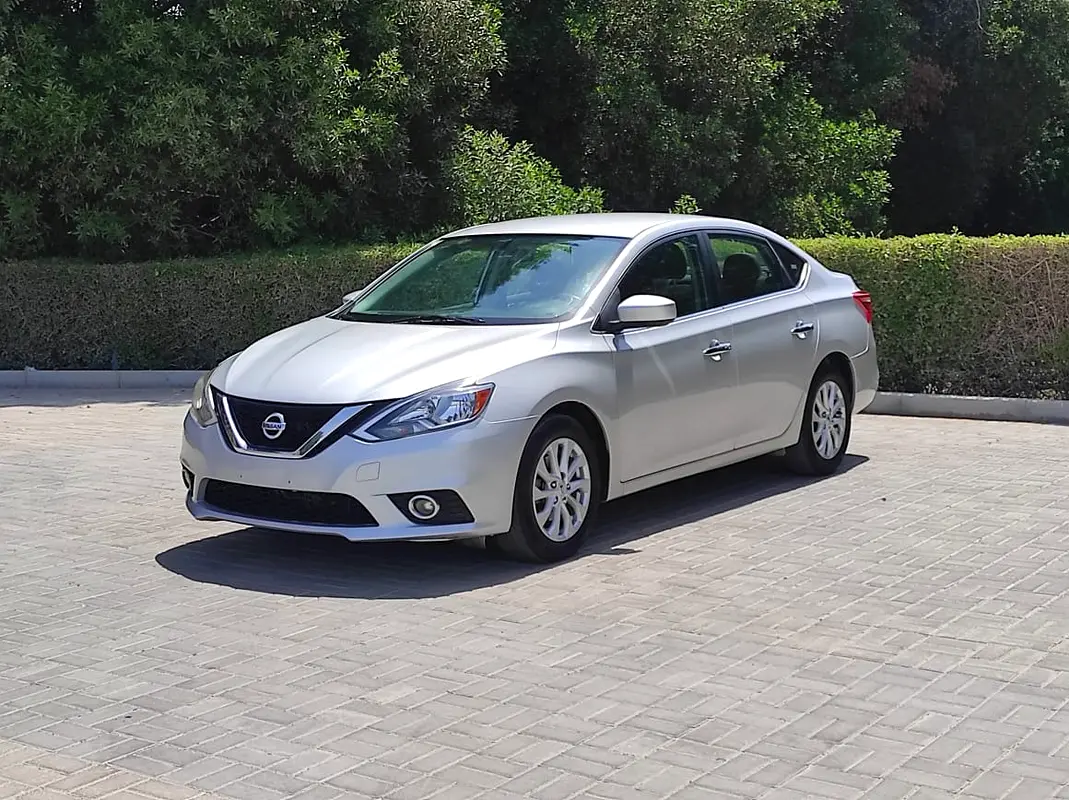 Nissan Sentra 2019 — photo 1 of 19