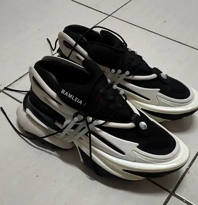 black and white sneakers original price 6000 AED above but I need urgent sell less price in 800 AED