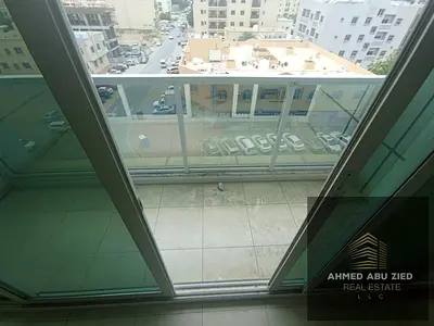 شقة غرفتين وصالة للإيجار السنوي في الروضة 2 – عجمان، مقابل جسر الروضة والكنز مول، 38 ألف درهم، 4 دفعات، تأمين نقدي 3000 درهم.
