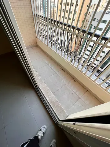 فرصة مميزة للإيجار في منطقة القاسمية بإمارة الشارقة، إحدى أكثر المناطق حيوية وتنظيمًا، والتي تجمع بين الموقع الاستراتيجي والخدمات المتكاملة، مما يجعله