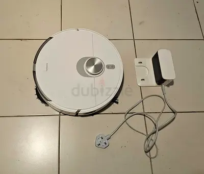 Robot vacuum cleaner with charging dock and 1 new accessories set - 1 mop slightly damaged