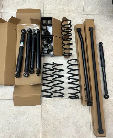 Complete suspension kit for Suzuki Jimny in good condition.
