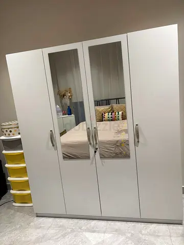 White 4-door wardrobe with mirrored doors - good condition