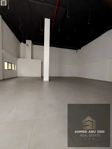 Golden investment opportunity: large showroom suitable for scale shop with bathroom, parking availa