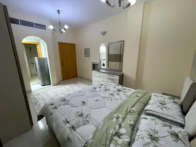 استديو للإيجار _ الرميلة – منطقة الكورنيش _ مطبخ منفصل _ الإيجار 2500 شهريًا _ تأمين 500 درهم