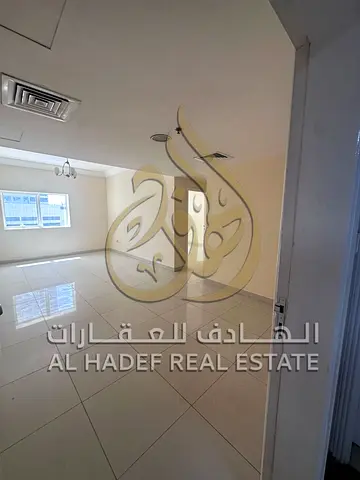 متاح للإيجار شقة غرفتين وصالة في منطقة الخان بالشارقة، تقع في موقع حيوي قريب من البحر والكورنيش وجميع الخدمات الأساسية مثل المطاعم، السوبر ماركت ووسائ