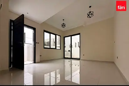 3+Maids | Corner | Vacant | Closed Kitchen