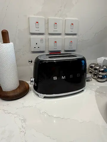 Smeg 2 Slice Toaster – Black – Excellent Condition