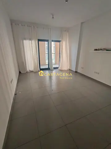 ستديو مع بلكونة واجهزة كهربائية