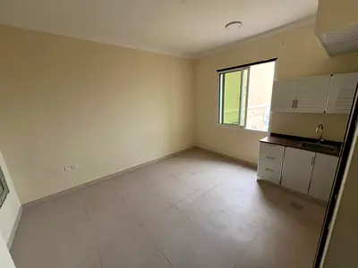 استديو مساحه ممتازه - موقع مميز - خلف البيت المتوحد وبجوار جميع الخدمات - سهل المخرج للشارقه ودبي