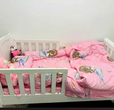 سرير أطفال من هوم سنتر، حالة ممتازة، نظيف جدًا، مناسب من عمر سنة إلى 4 سنوات.  
المقاس 140×70.