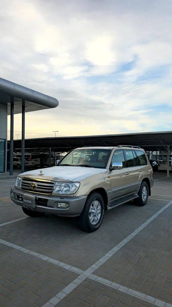 Toyota Land Cruiser 2006 — photo 1 of 14