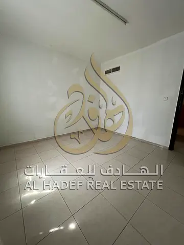 متاح للإيجار شقة غرفة وصالة في منطقة النباعة بالشارقة، تقع في موقع حيوي قريب من جميع الخدمات الأساسية مثل المطاعم، السوبر ماركت، الأسواق ووسائل النقل،