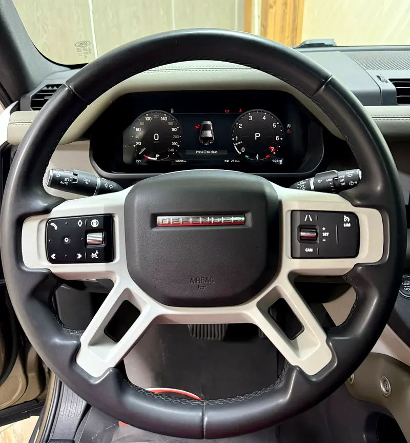 Land Rover Defender 2024