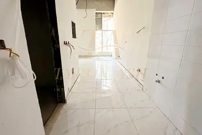 Top Floor Lake & Landmark Views Offers over 550k