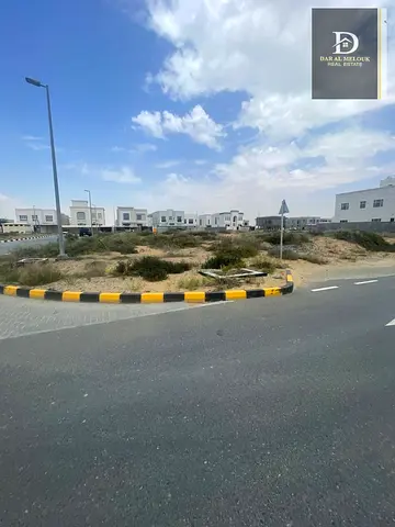 للبيع فى الشارقه   منطقه الحوشى   قطعه ارض سكنيه / مساحه 12,012 قدم   موقع مميز جدا /  زاويه على شارع 18 متر و 12 متر