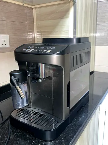 coffee machine (Delonghi Magnifica) with milk frother and automatic - excellent condition