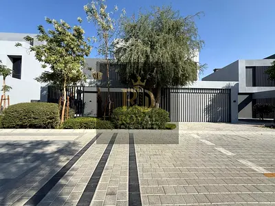 بسعر لقطة تملك فيلا 5 غرف  + مسبح خاص + مصعد | موقع مميز | مدفوعة بالكامل