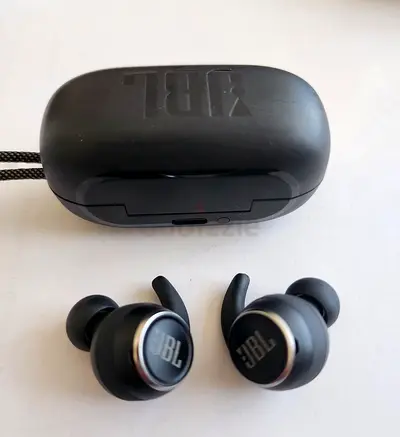 JBL True Wireless Earbuds with Charging Case - Excellent Condition