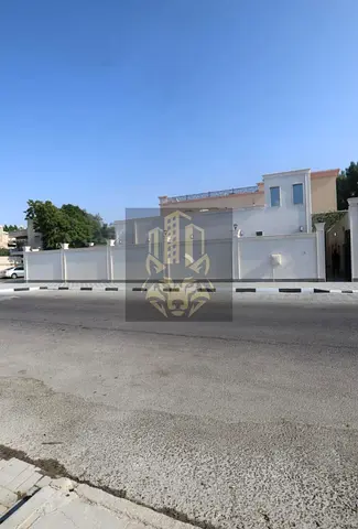 فيلا فاخرة للبيع بأرقي مناطق الشارقة شامل الكهرباء والمياة والمكيفات