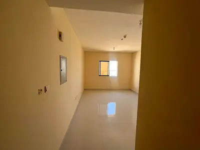 شقة غرفة وصالة جديدة ثاني ساكن في الجرف 3 خلف السوق الصيني بلكونة وإطلالة مفتوحة موقع مميز قريب من الخدمات ومناسبة للموظفين وسهل المخرج
