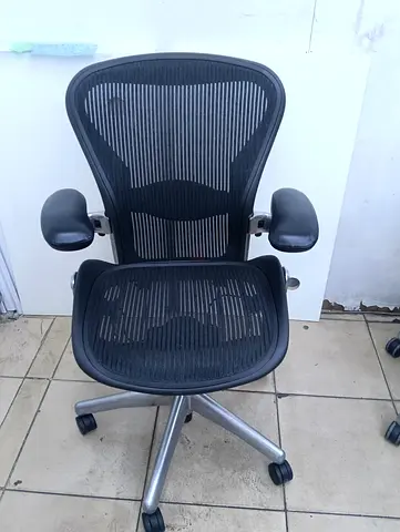 Selling herman miller Aeron chair.size B .steel base