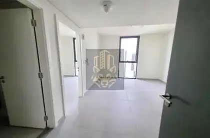 Elegant 1BR apartment for sale in Aljada, 512 sq.ft, modern, 2 bathrooms, equipped kitchen, gym & pool. Price AED 680K.