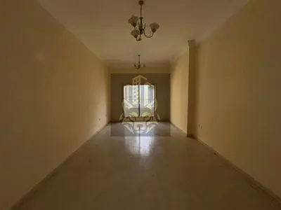 شقة للإيجار – مدينة الإمارات، العامرة، عجمان | 2 غرف + صالة، 2 حمام، بلكونة | تكييف مركزي | 36,000 درهم سنويًا على 4 دفعات | بدون باركينج مساحات واسعة