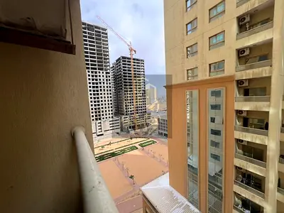 شقة فاخرة غرفتين وصالة للإيجار في مدينة الإمارات – العامرة عجمان | موقع استراتيجي ومساحات واسعة