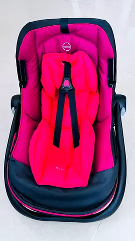 Infant Car Seat / Baby Carrier in Pink — Good Condition