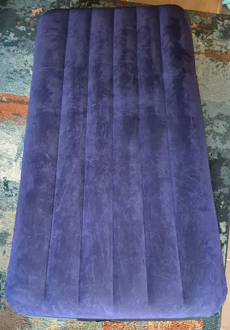 Single inflatable air mattress with velvet top (Intex) - Repaired
