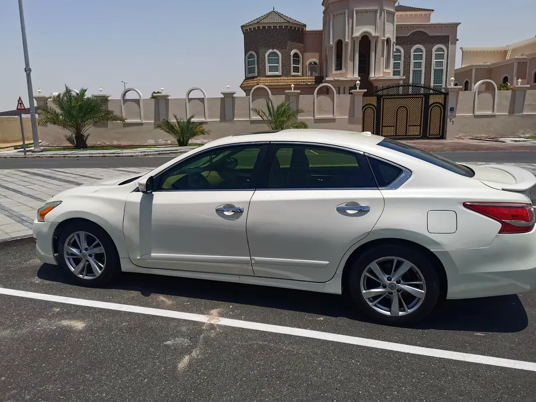 Nissan Altima 2013 — photo 1 of 3