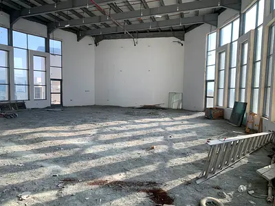 محل تجاري 2600 قدم في الشروق مول عجمان على شارع الشيخ عمار موقع حيوي مناسب للعيادات والأنشطة النسائية والتجارية والاستثمار