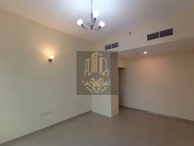 شقة غرفة وصالة للإيجار في الفجيرة، حمام واحد، الغاز والتكييف على المالك، موقع مميز وقريب من الخدمات، السعر 28,000 درهم سنوياً.