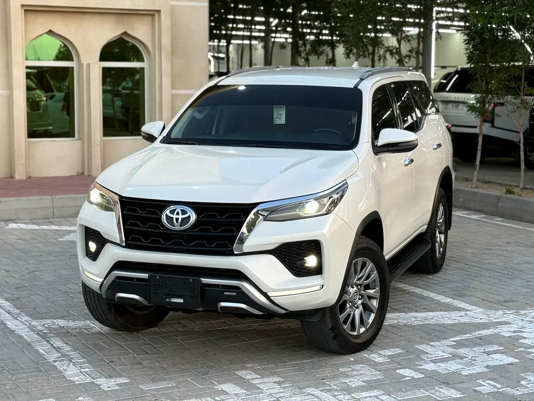 Toyota Fortuner 2022 — photo 1 of 20