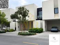 Villa for sale directly from the owner, custom-finished, on a main street close to all amenities. Fr