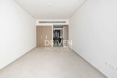 Well-kept Apt and Best Layout with Balcony