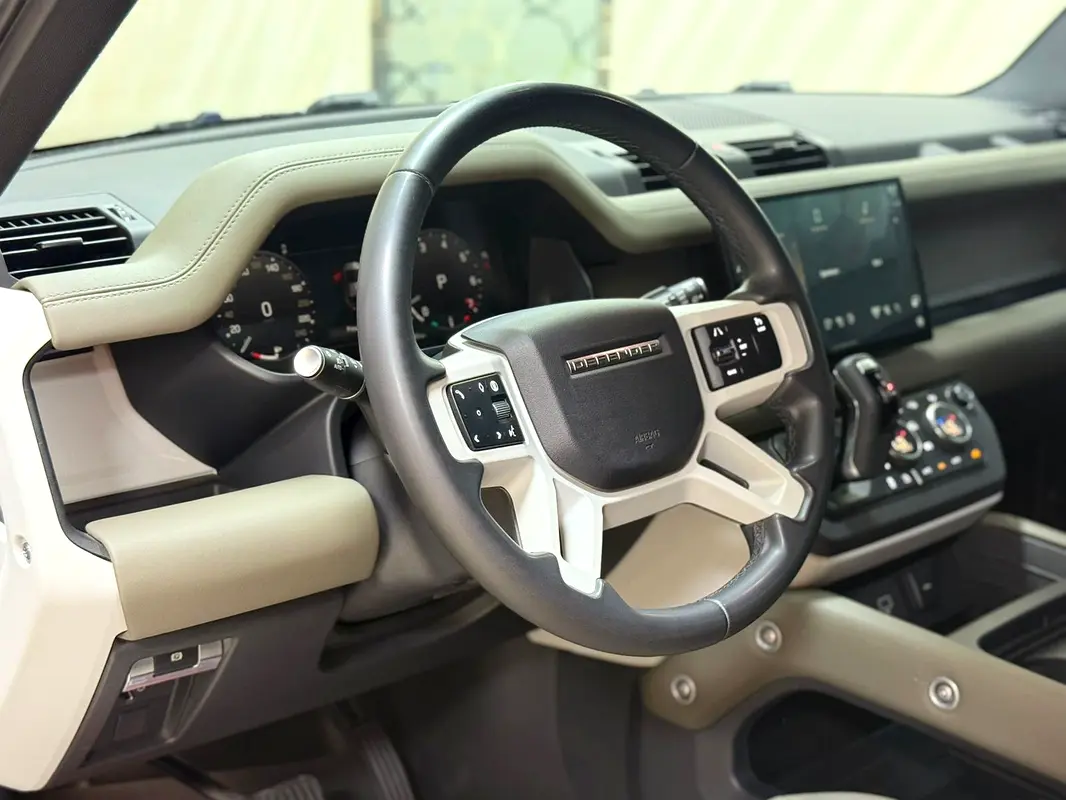 Land Rover Defender 2024