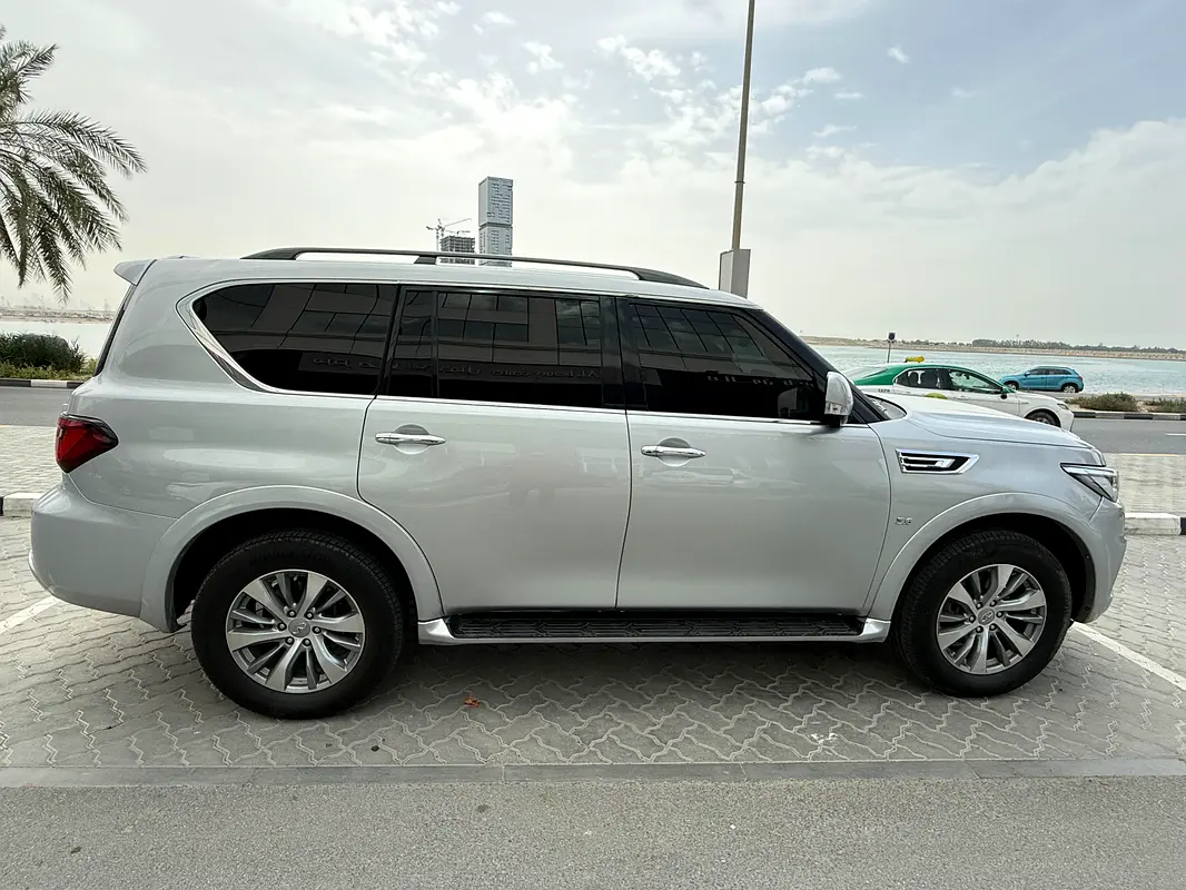 Infiniti QX80 2015 — photo 1 of 18