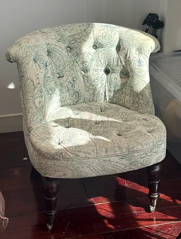 Set of 2 Vintage-style tufted accent chairs with paisley upholstery