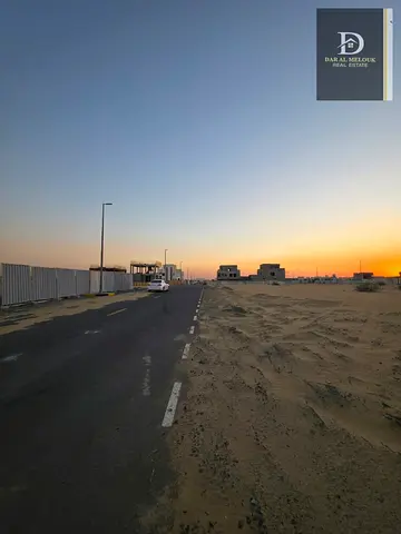 للبيع في الشارقة   منطقه الحوشى   قطعه ارض سكنيه/ مساحه 5,096 قدم   موقع مميز جدا / على شارع 18 متر