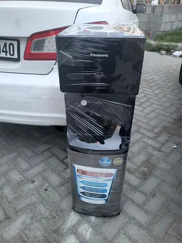 Bottom load water dispenser