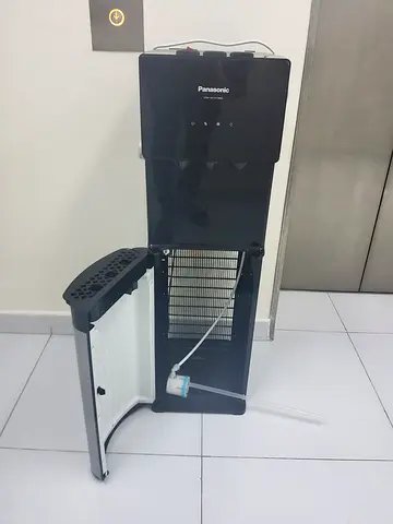 Bottom load water dispenser