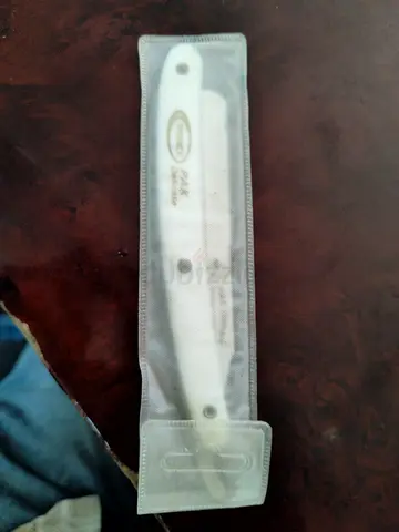 Vintage straight razor / folding barber razor in protective sleeve