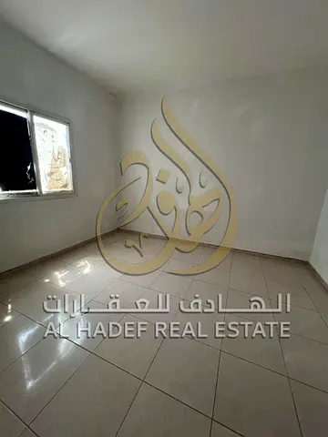 شقة غرفة وصالة للإيجار في النباعة الشارقة | موقع حيوي قريب من جميع الخدمات | دفعات مرنة 4 أو 6 شيكات | سعر 27 ألف سنوي | خيار مناسب للسكن الاقتصادي