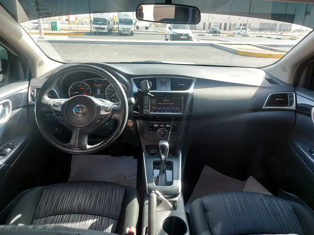 Nissan Sentra 2019 — photo 1 of 9