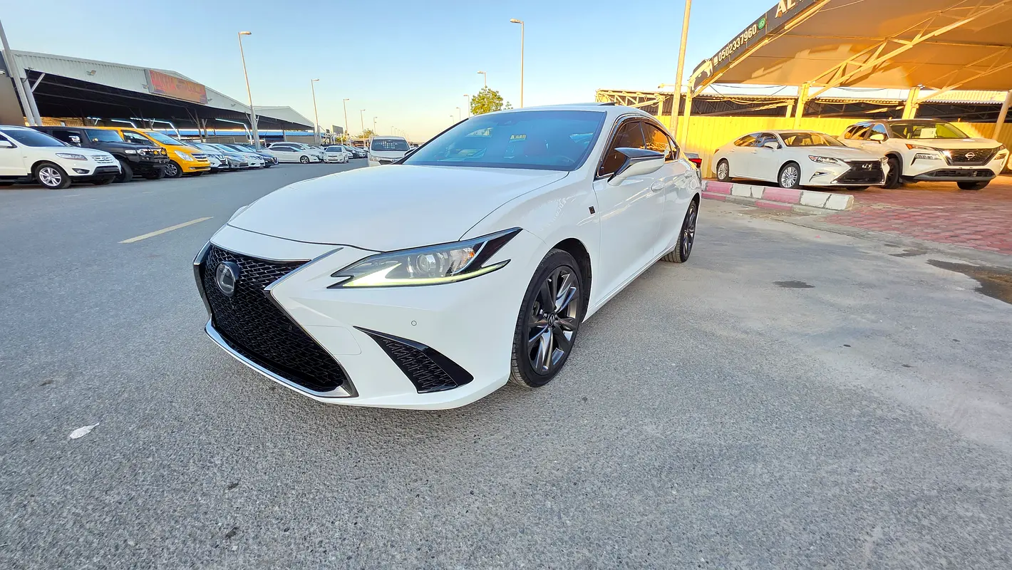 Lexus ES-Series 2019 — photo 1 of 16