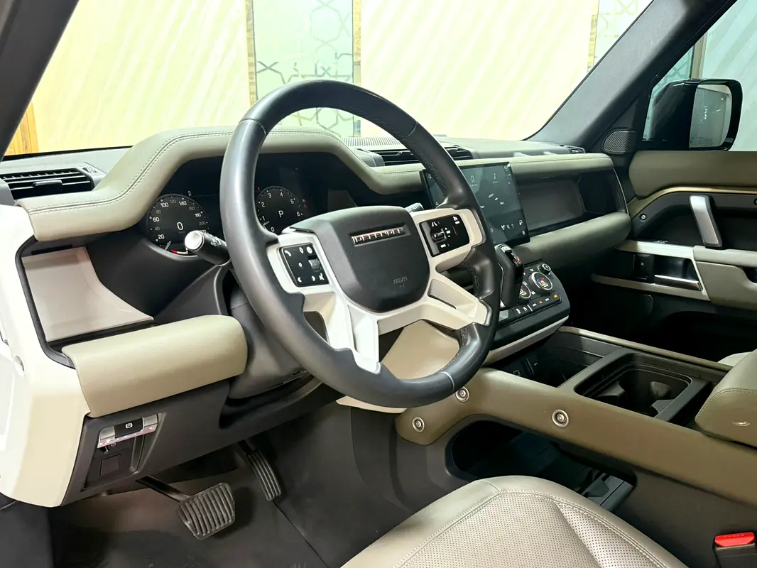 Land Rover Defender 2024
