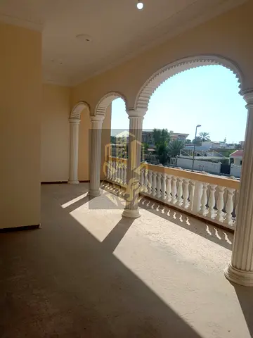 فيلا راقية بالخزامية | زاوية شارعين + ملحق مستقل | موقع استراتيجي ومساحات واسعة