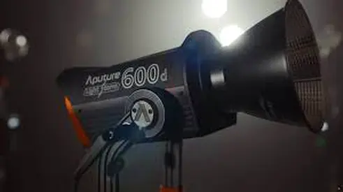 Aputure Light Storm 600D + Fresnel